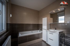 Prodám rodinný dům 8+kk,254m2,pozemek 912m2, Osnice