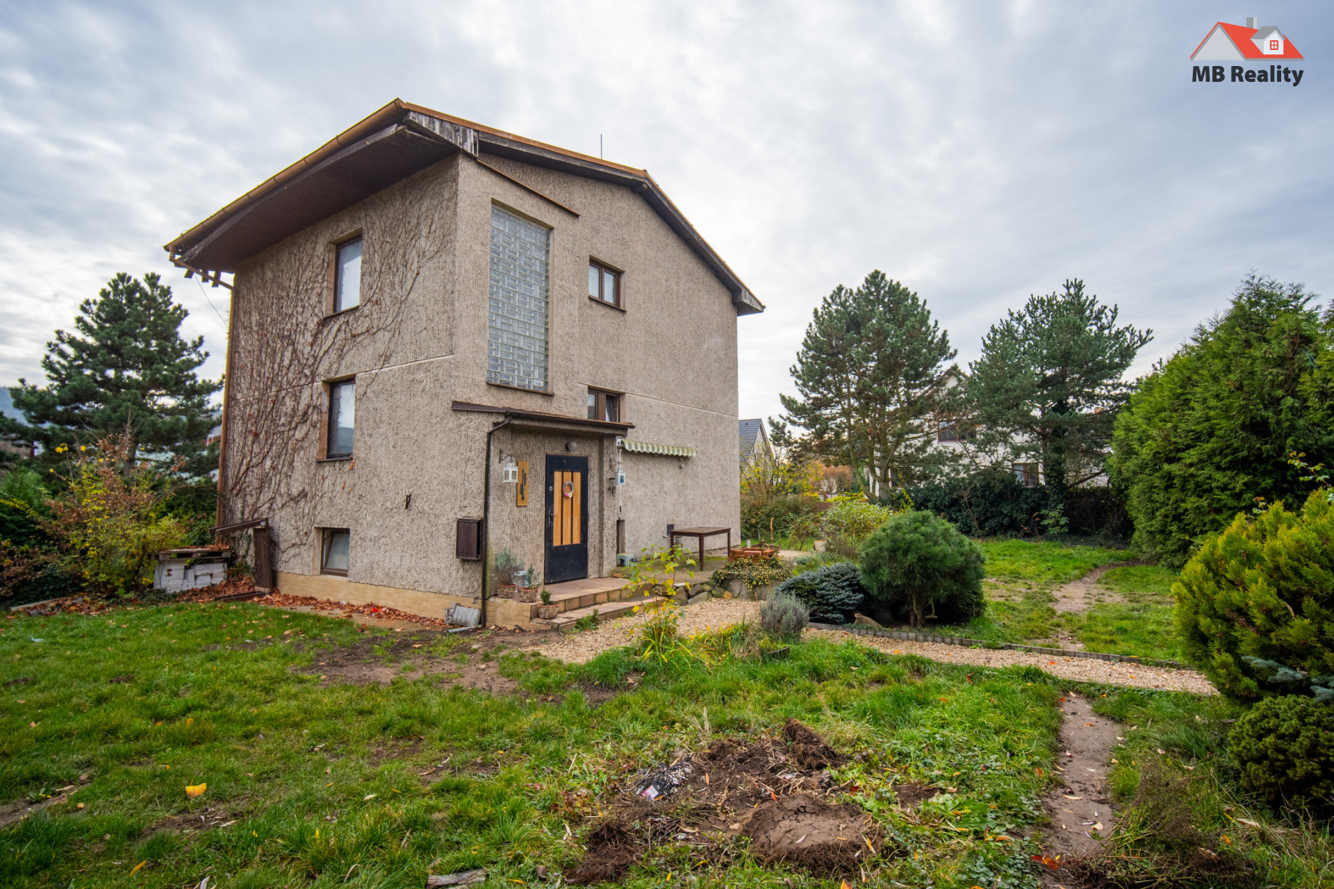 Fotovoltaické panely na střeše domu ve Středočeském kraji