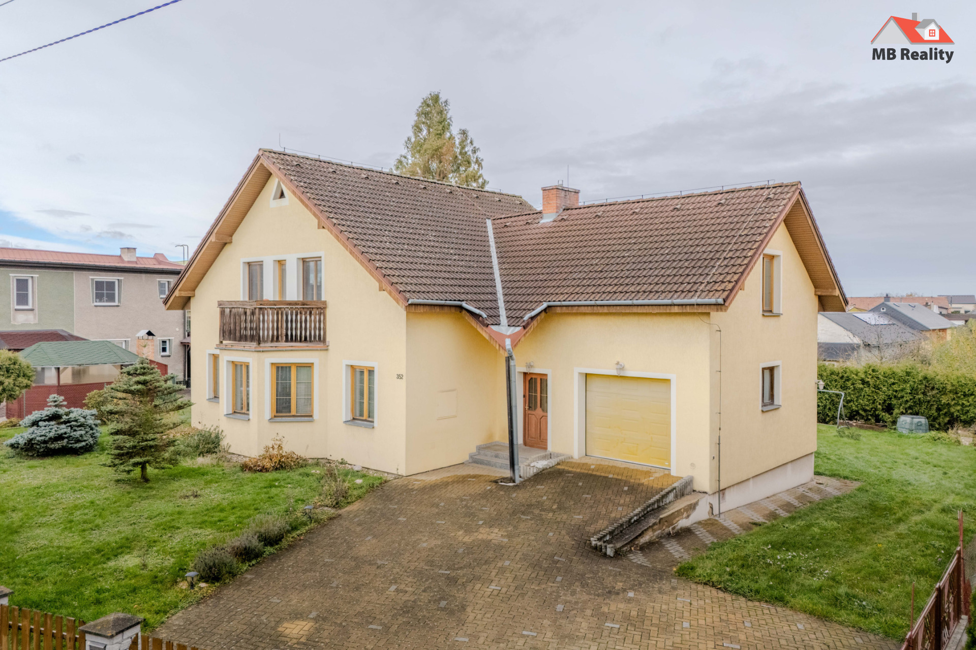Fotovoltaické panely na střeše domu ve Středočeském kraji