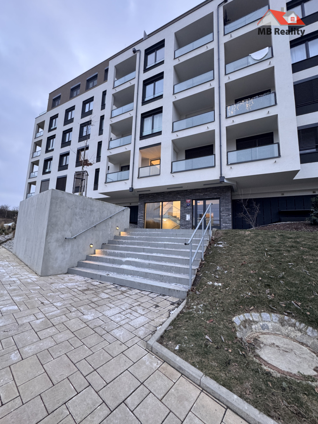 Fotovoltaické panely na střeše domu ve Středočeském kraji