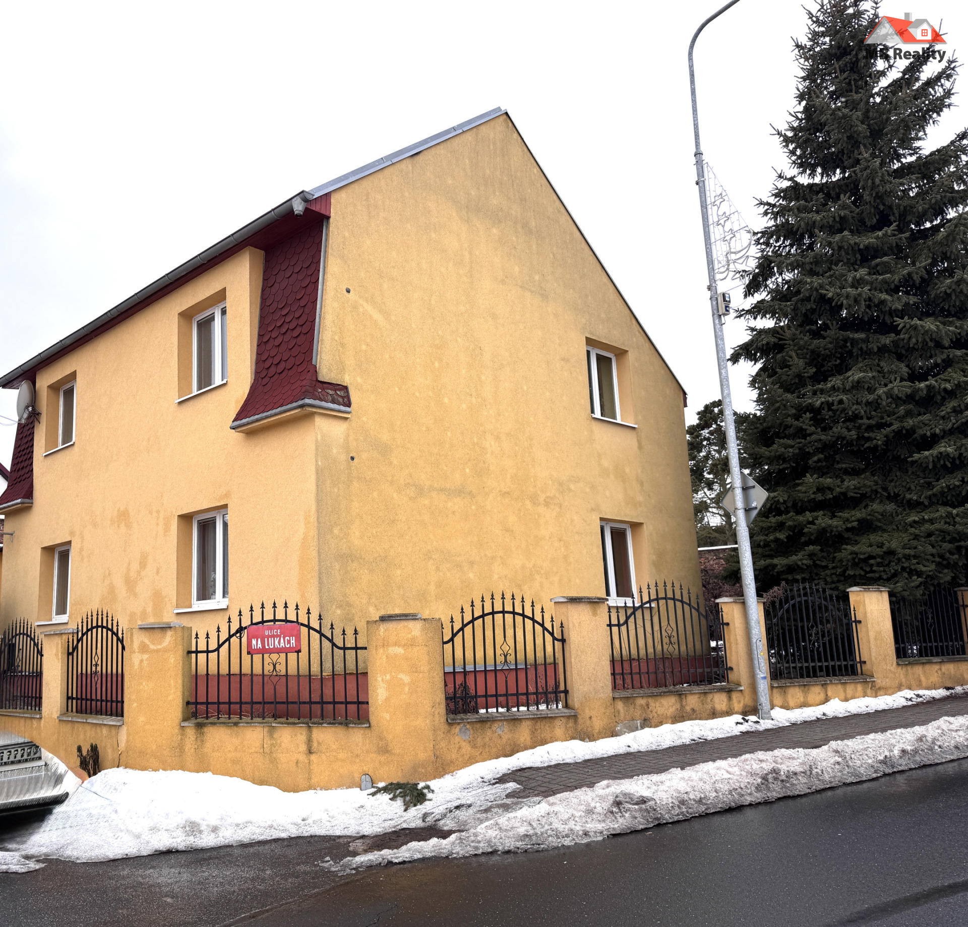 Fotovoltaické panely na střeše domu ve Středočeském kraji