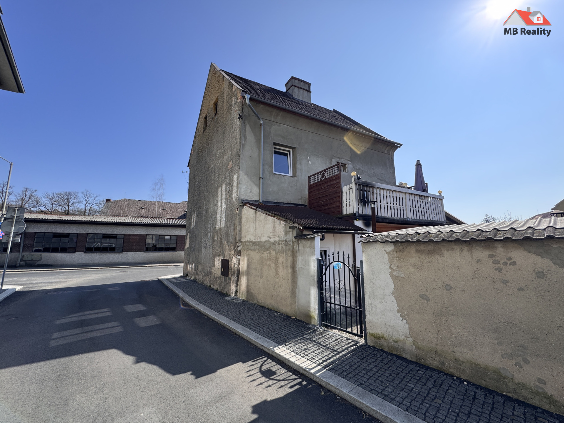 Fotovoltaické panely na střeše domu ve Středočeském kraji