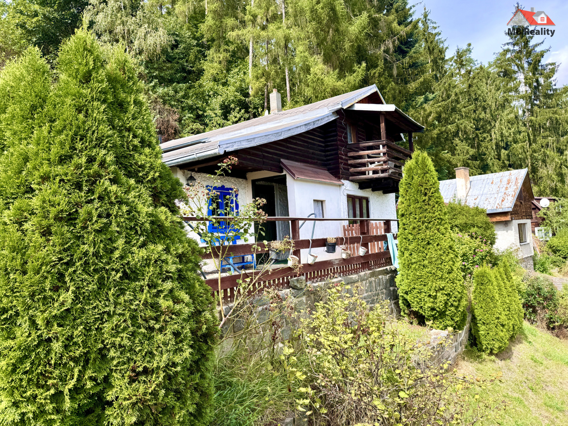 Fotovoltaické panely na střeše domu ve Středočeském kraji