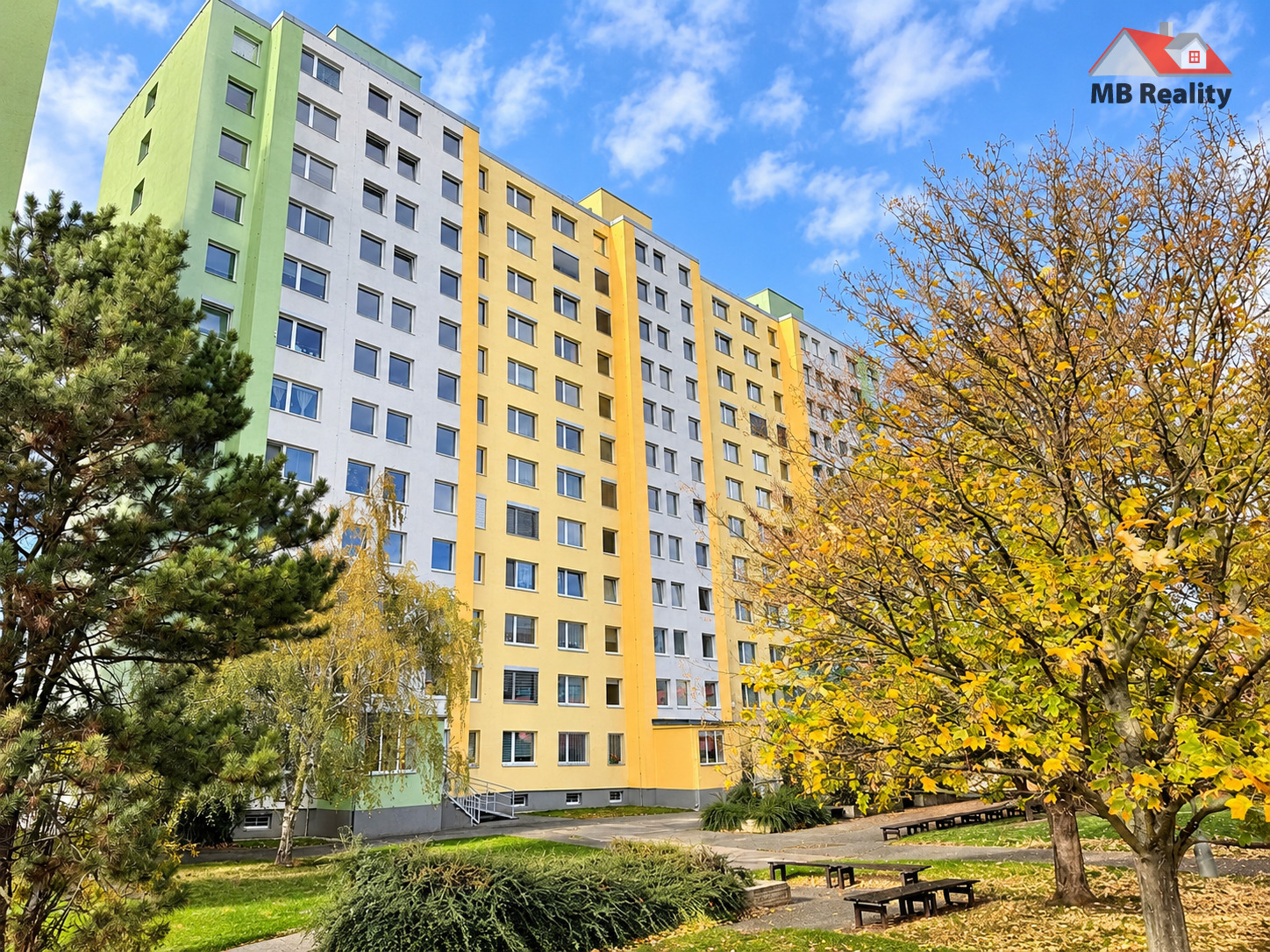 Fotovoltaické panely na střeše domu ve Středočeském kraji