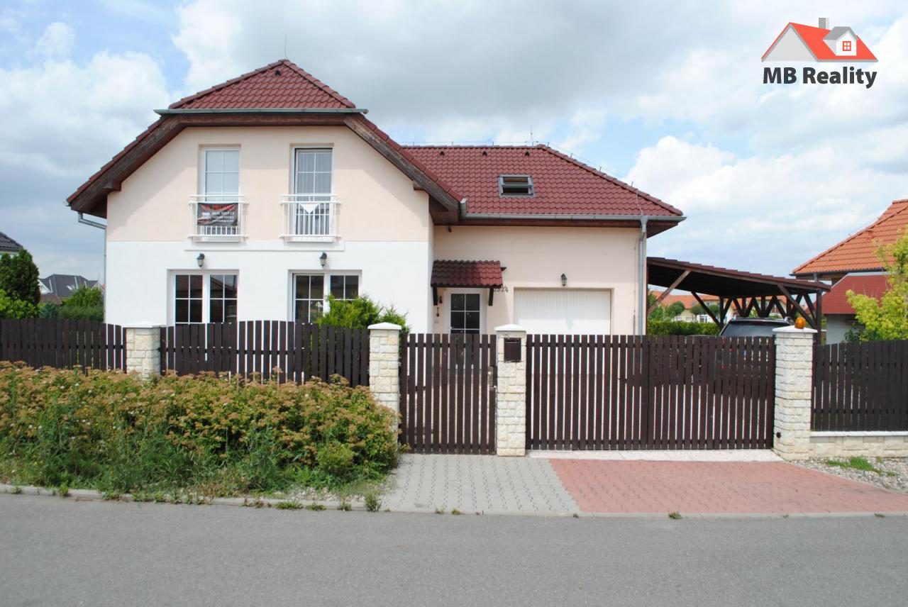 Fotovoltaické panely na střeše domu ve Středočeském kraji
