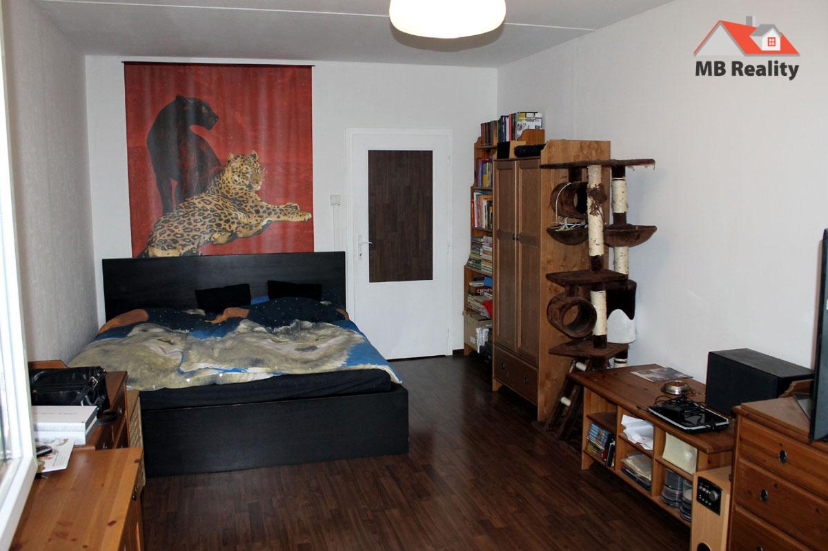 Fotovoltaické panely na střeše domu ve Středočeském kraji