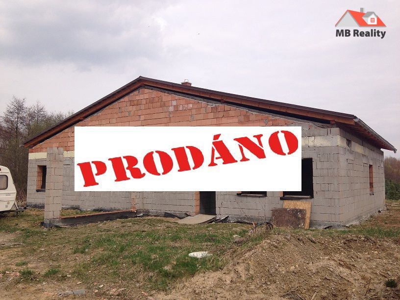 Fotovoltaické panely na střeše domu ve Středočeském kraji