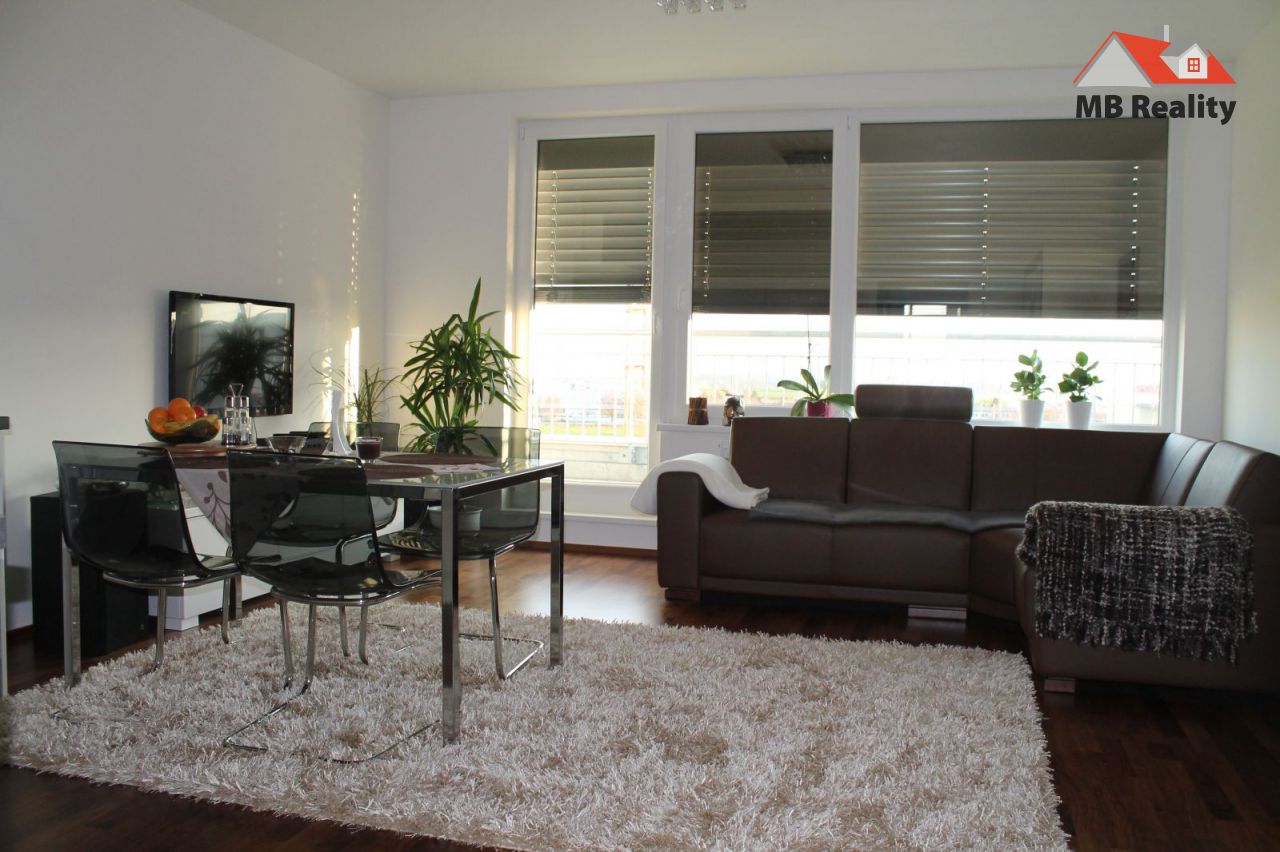 Fotovoltaické panely na střeše domu ve Středočeském kraji