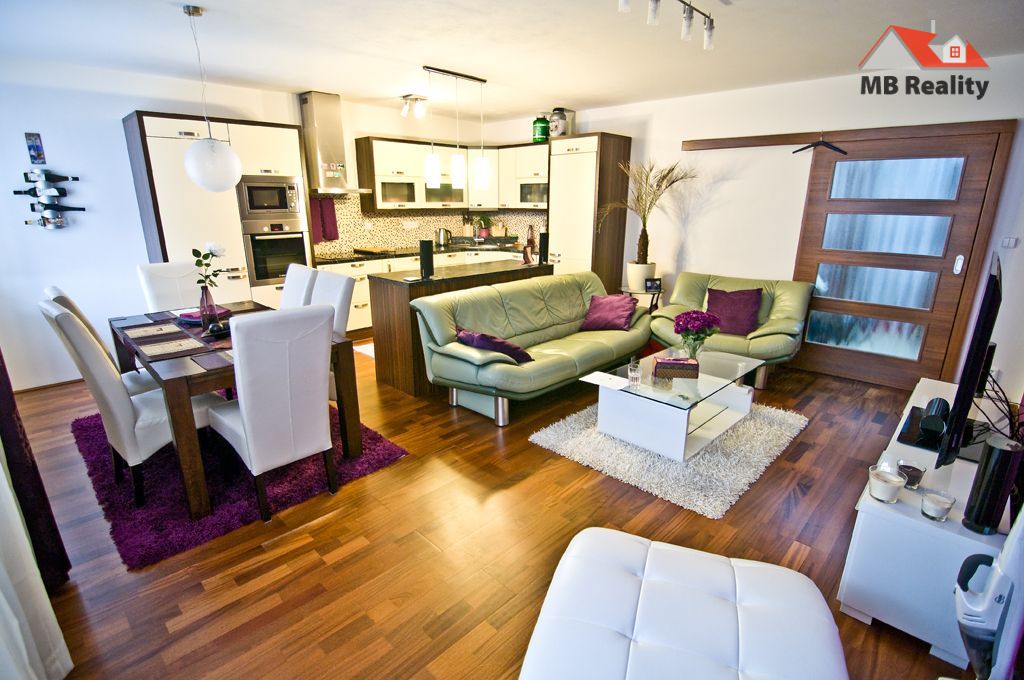 Fotovoltaické panely na střeše domu ve Středočeském kraji