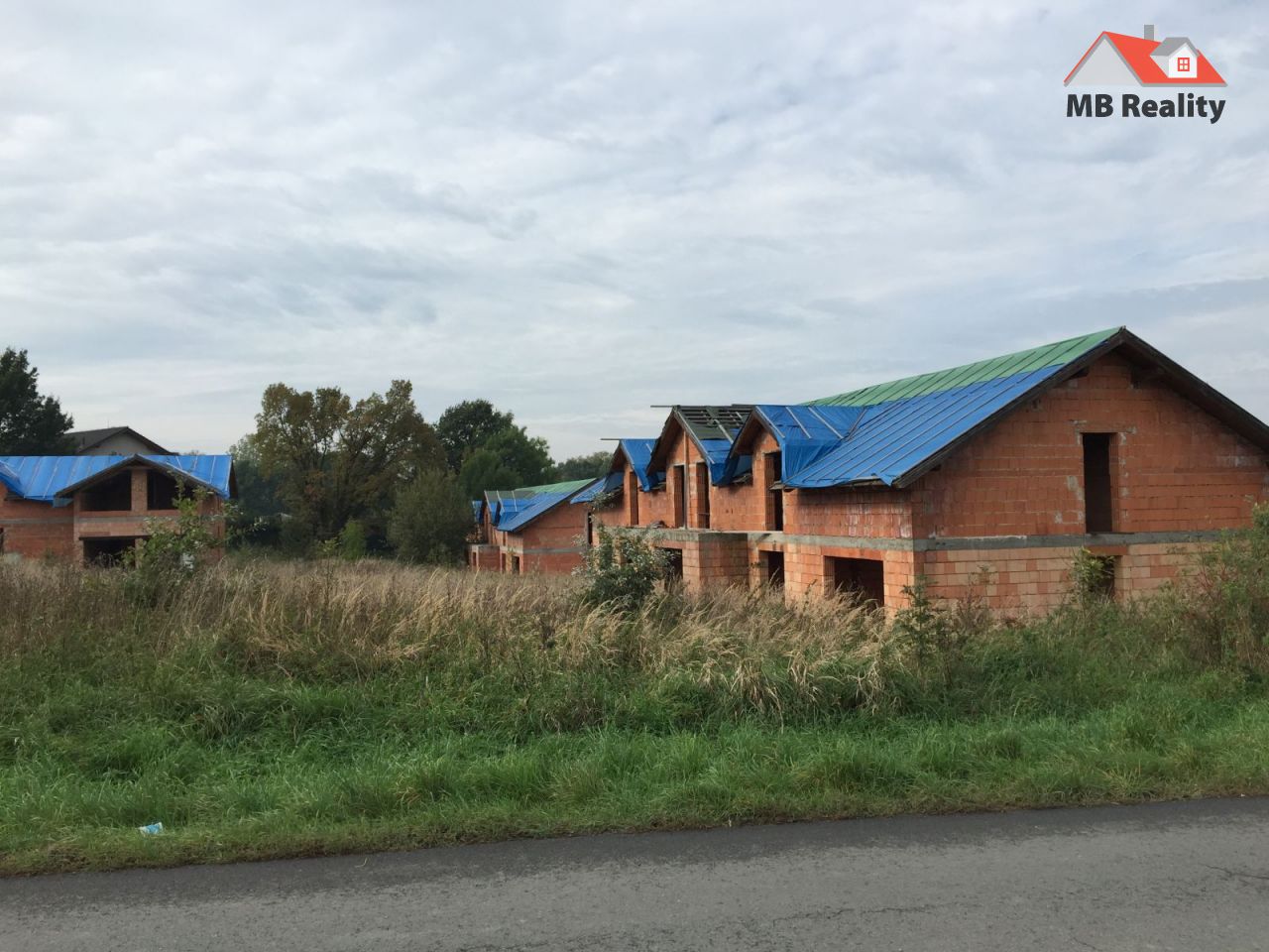 Fotovoltaické panely na střeše domu ve Středočeském kraji