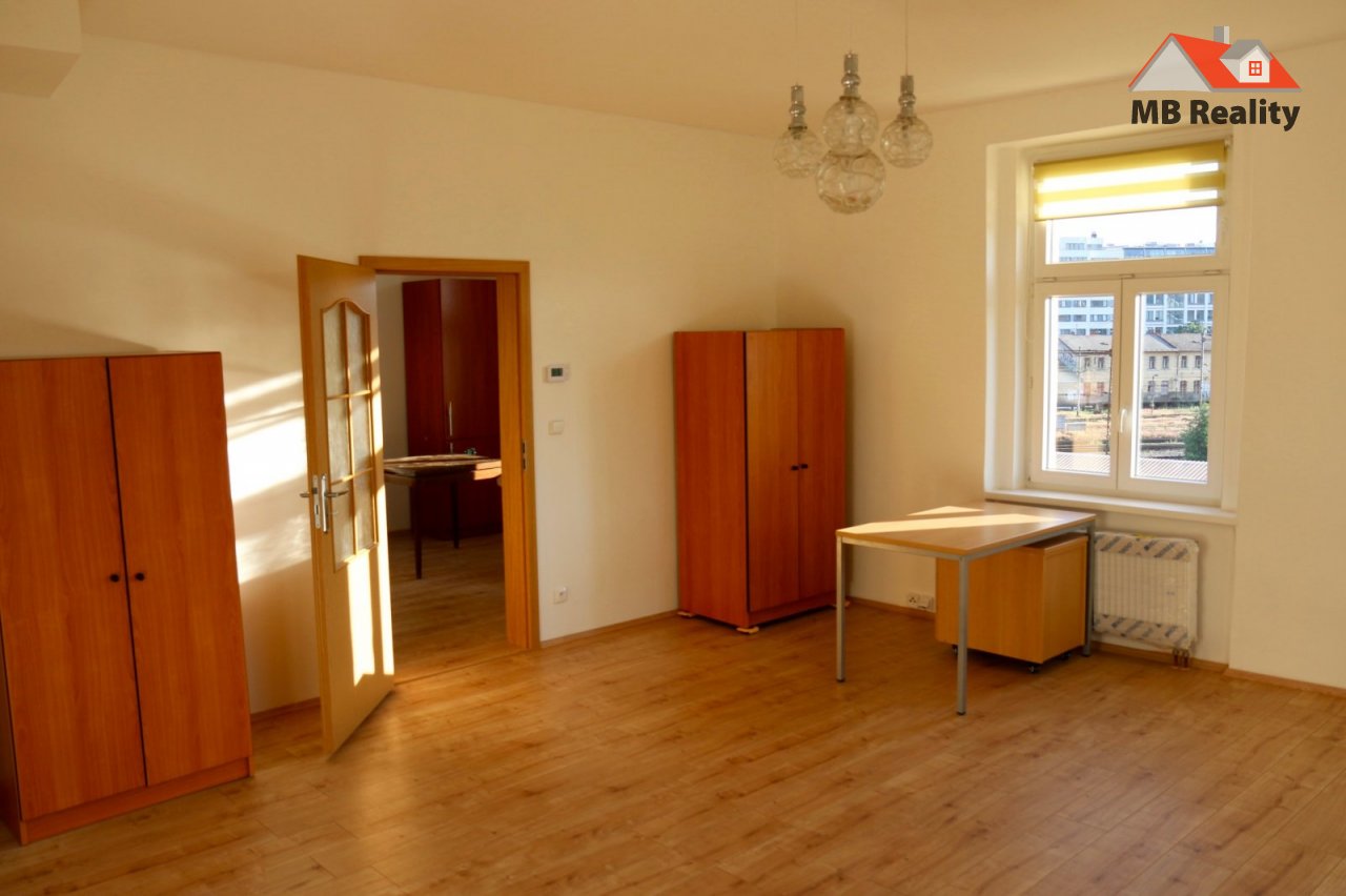 Fotovoltaické panely na střeše domu ve Středočeském kraji