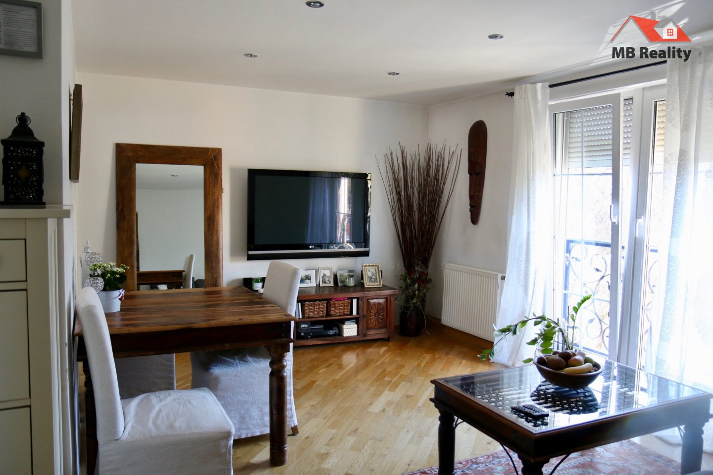 Fotovoltaické panely na střeše domu ve Středočeském kraji