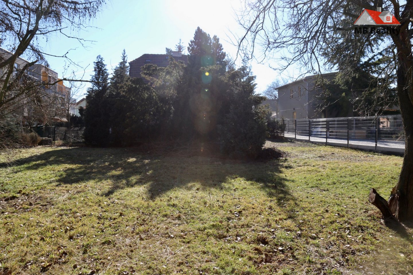 Fotovoltaické panely na střeše domu ve Středočeském kraji