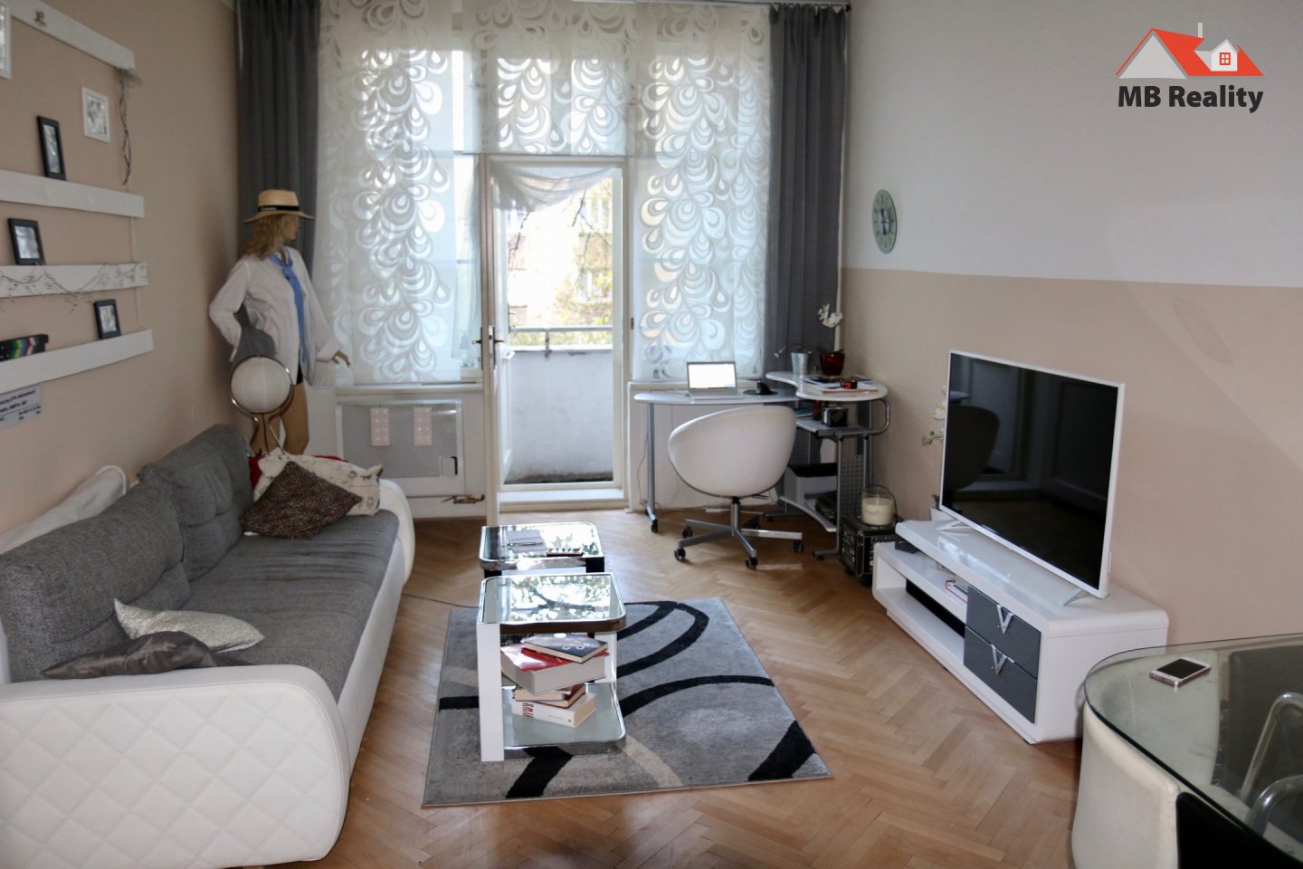 Fotovoltaické panely na střeše domu ve Středočeském kraji