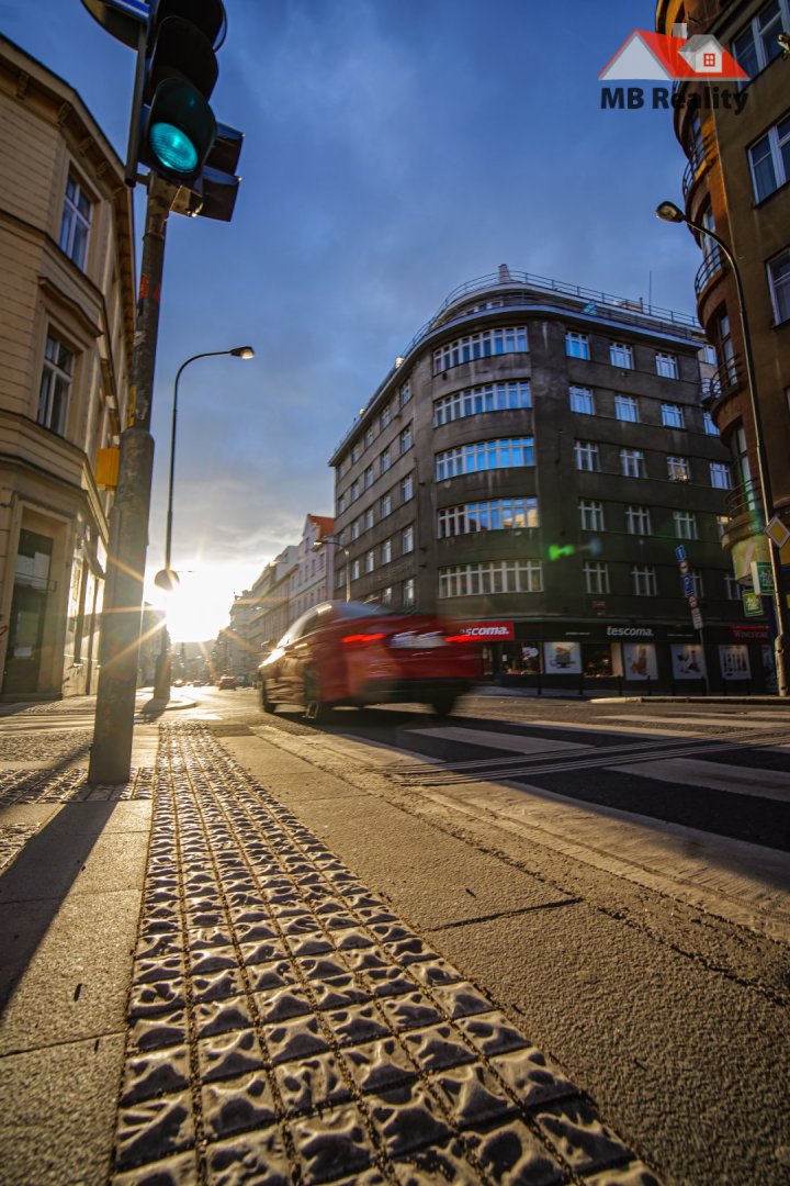 Fotovoltaické panely na střeše domu ve Středočeském kraji