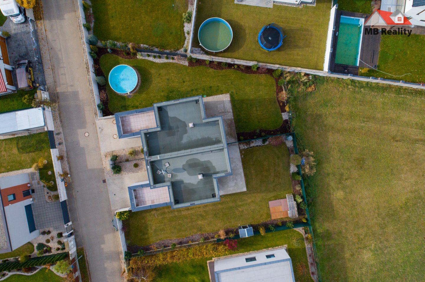 Fotovoltaické panely na střeše domu ve Středočeském kraji