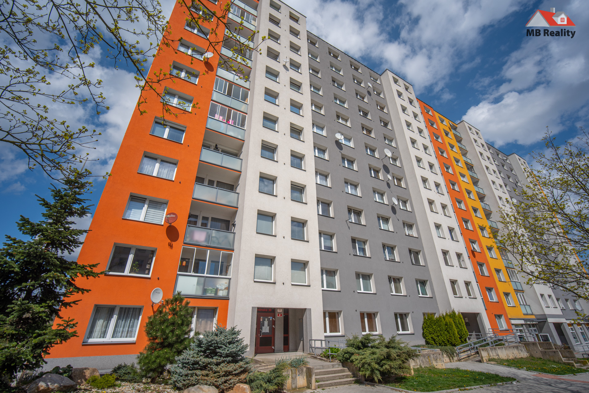 Fotovoltaické panely na střeše domu ve Středočeském kraji